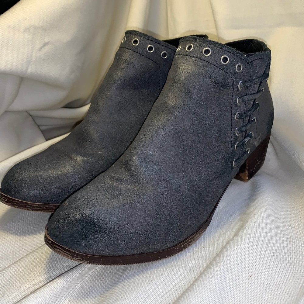 Minnetonka almost NEW leather ankle booties